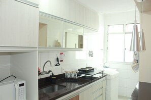 Kühlschrank, Mikrowelle, Herdplatte, Wasserkocher mit Kaffee-/Teezubehör