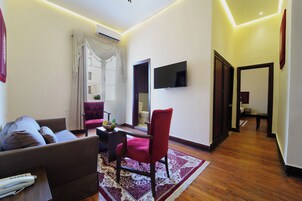 Executive suite | Een minibar, een strijkplank/strijkijzer, gratis wifi, beddengoed