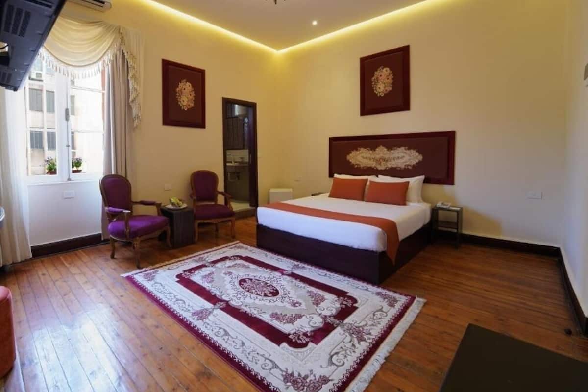 Quarto solteiro luxo | Frigobar, ferros/tábuas de passar roupa, Wi-Fi de cortesia