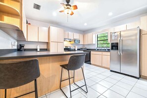 Casa, varias camas, cocina, vista al jardín (Quiet Oak Retreat) | Cocina privada | Refrigerador, microondas, horno y parrilla de estufa 
