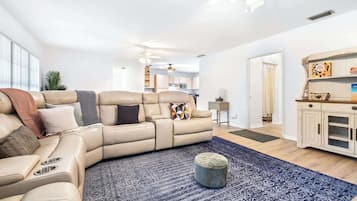 House, Multiple Beds, Kitchen, Garden View (Quiet Oak Retreat) | Living area | 42-inch TV with digital channels