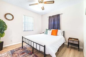 Hus, flere senger, kjøkken, hageutsikt (Quiet Oak Retreat) | 2 soverom, individuelt dekorert, individuelt innredet og sengetøy