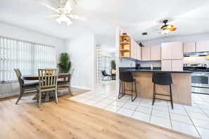 Maison, plusieurs lits, cuisine, vue jardin (Quiet Oak Retreat) | Cuisine privée