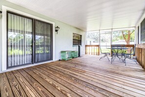 Outdoor dining - Quiet Oak Retreat Serene 3 BDR (Tampa)