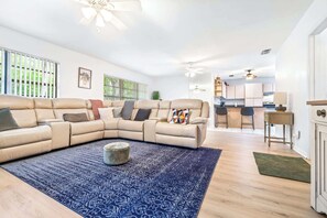 Hus, flere senger, kjøkken, hageutsikt (Quiet Oak Retreat) | Oppholdsområde | En 42-tommers TV med digitale kanaler