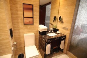 A bathroom with a marble sink, a toilet, a mirror, and a towel rack. - Merlinhod Hotel (Yuncheng Airport, North Railway Station) (Yuncheng)
