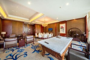 A hotel room with a dining area, a pool table, and a large chandelier. - Merlinhod Hotel (Yuncheng Airport, North Railway Station) (Yuncheng)