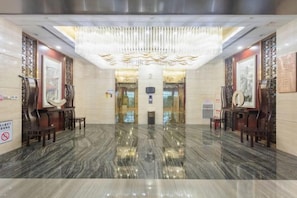 A lobby with a polished marble floor, a chandelier, and traditional decor. - Merlinhod Hotel (Yuncheng Airport, North Railway Station) (Yuncheng)