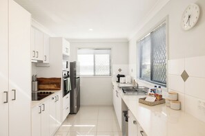 Refrigerador, microondas, horno y parrilla de estufa