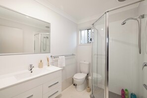 Hair dryer, towels, soap, shampoo - 1 Bdr Apt w/ AC | Covered Parking | 431F1 (Rocklea)