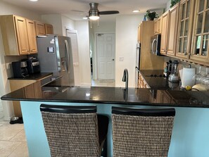 Microwave, oven, stovetop, dishwasher - Charming 3-bedroom building in wonderful Cape Coral with AC, WiFi (Cape Coral)