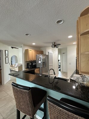 Interior - Charming 3-bedroom building in wonderful Cape Coral with AC, WiFi (Cape Coral)