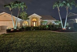 Exterior - Charming 3-bedroom building in wonderful Cape Coral with AC, WiFi (Cape Coral)