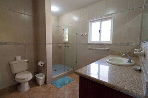 Dutxa, assecador de cabells, tovalloles i sabó 