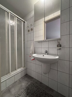 Dusche, Haartrockner, HandtĂŒcher, Seife