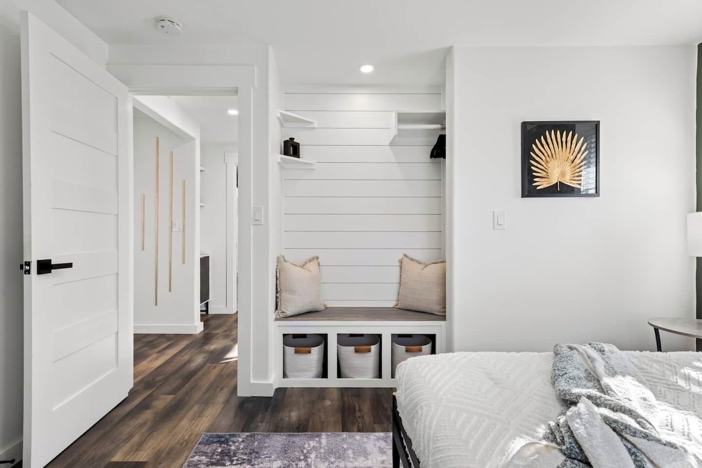 2 slaapkamers, een bureau, een strijkplank/strijkijzer, reisbedje