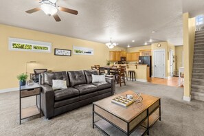 Älytelevisio, takka, työhuone