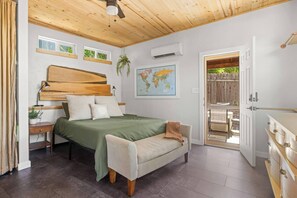 1 quarto, ferros/tábuas de passar roupa, berço de viagem