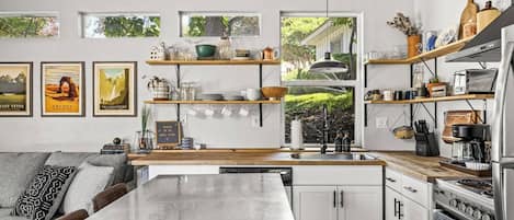 ثلاجة، ميكروويف، فرن، موقد طهي مسطح