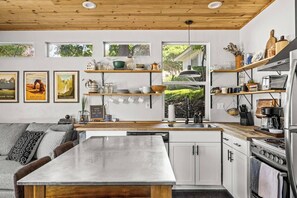 冷蔵庫、電子レンジ、オーブン、コンロ