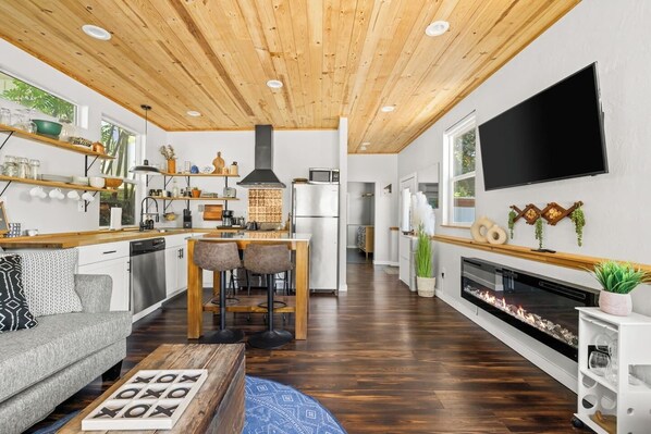 冷蔵庫、電子レンジ、オーブン、コンロ