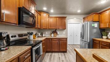 Lemari es, microwave, oven, dan kompor