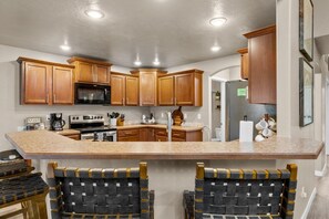 Kylskåp, mikrovågsugn, ugn och spishäll