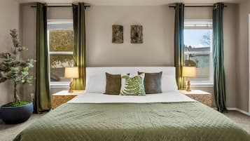 7 kamar tidur, meja kerja, setrika/meja setrika, dan tempat tidur bayi