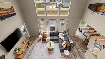 Smart TV, perapian, dan kantor