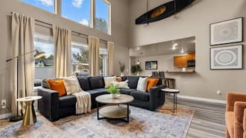 Smart TV, perapian, dan kantor