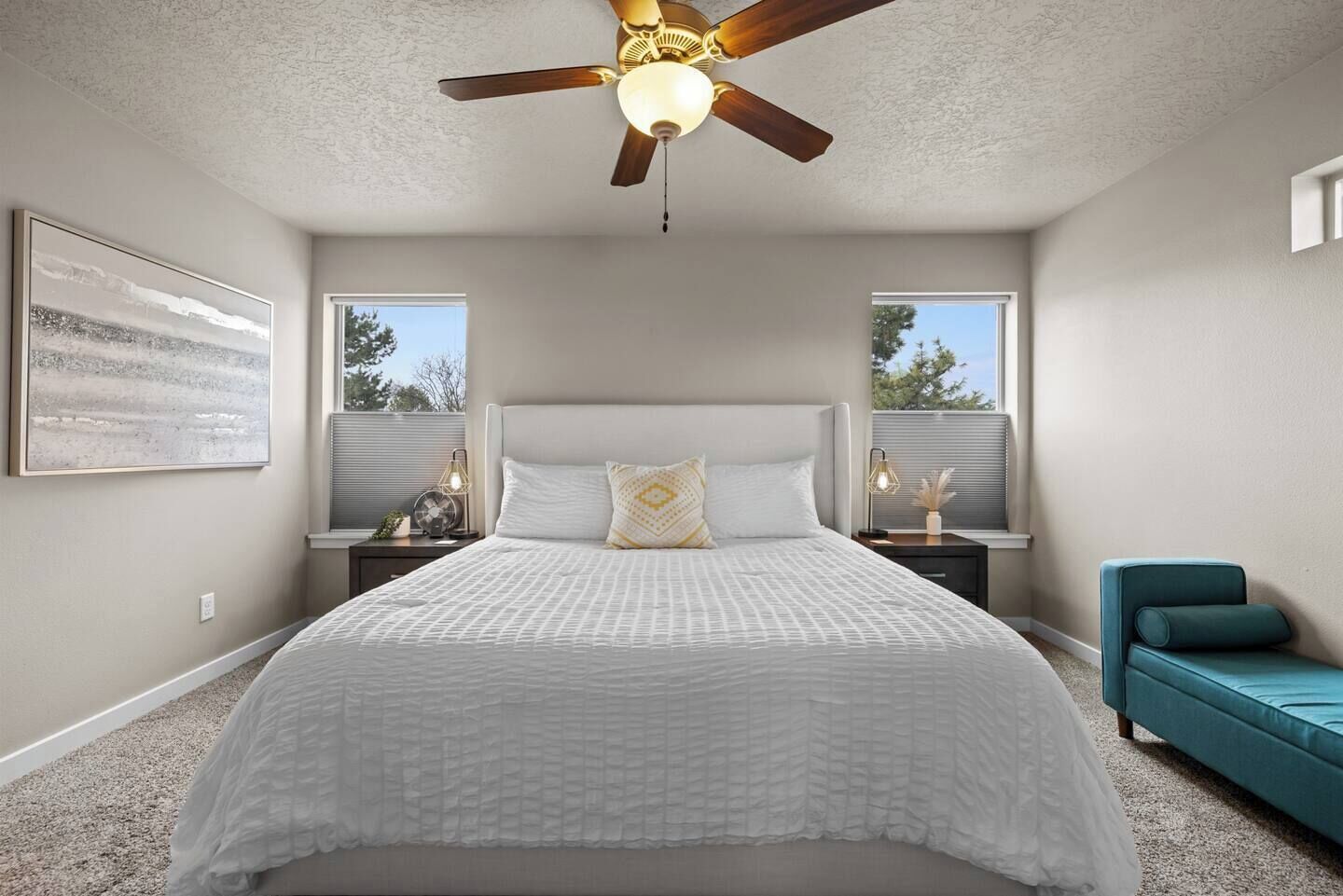 2 slaapkamers, een bureau, een strijkplank/strijkijzer, reisbedje