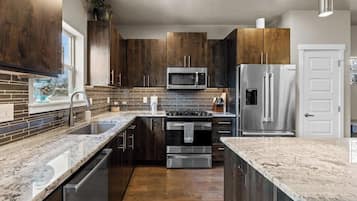 Refrigerador, microondas, horno y parrilla de estufa
