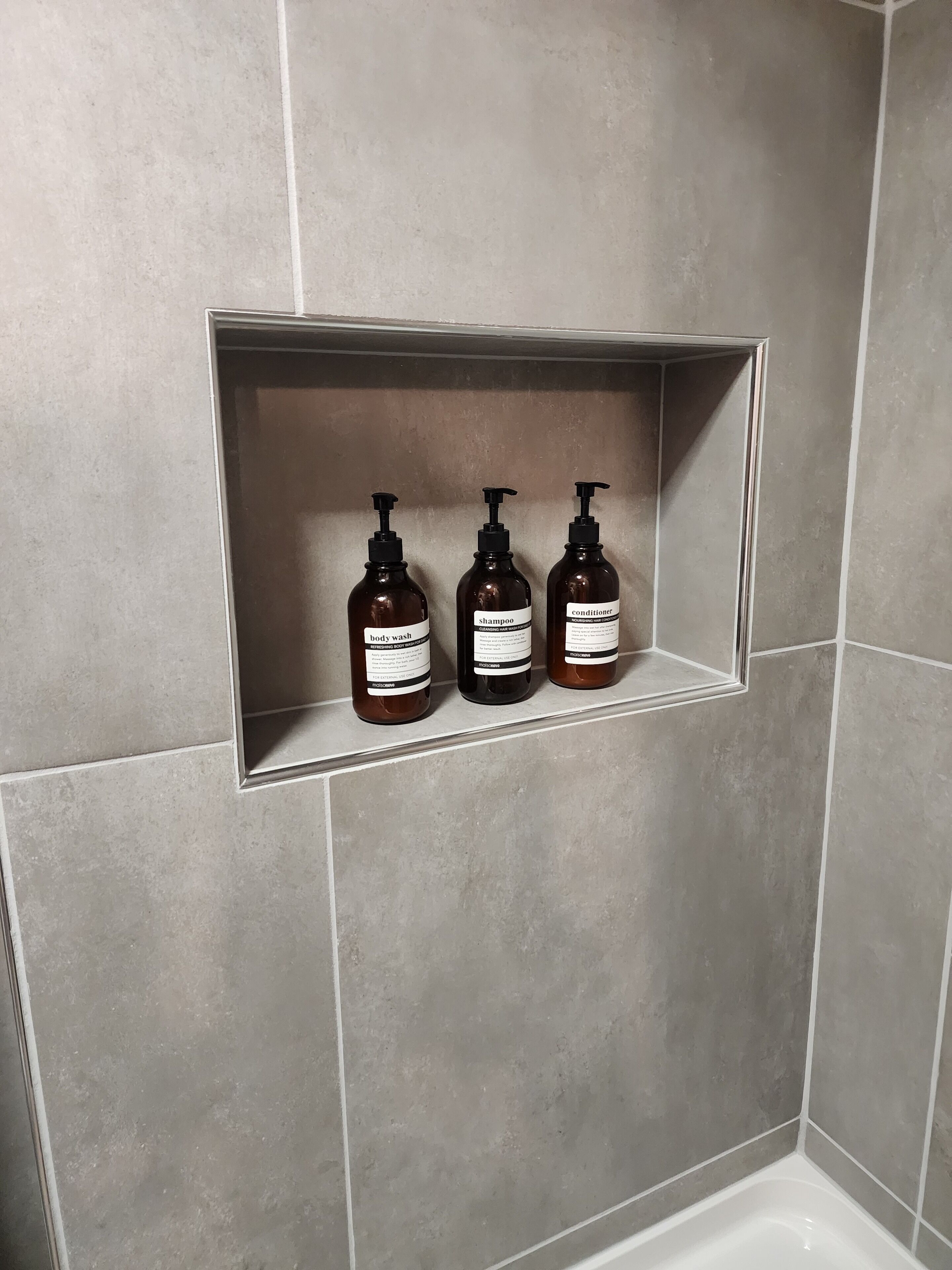 Regadera, secadora de cabello, toallas, jabón 