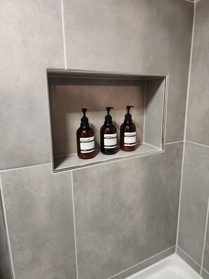 Douche, sèche-cheveux, serviettes fournies, savon