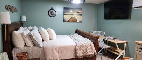 1 slaapkamer, een bureau, een strijkplank/strijkijzer, reisbedje