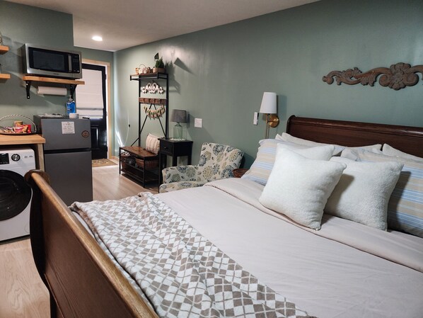 1 chambre, bureau, fer et planche à repasser, lit parapluie