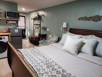 Charming and quiet queen suite hidden in near south neighborhood in Lincoln.