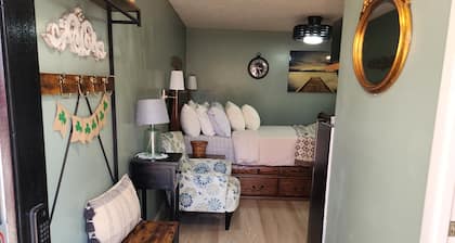 Charming and quiet queen suite hidden in near south neighborhood in Lincoln.