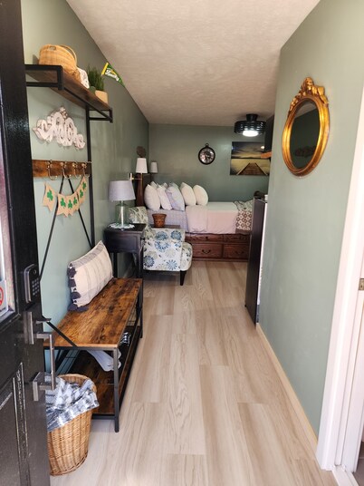 Charming and quiet queen suite hidden in near south neighborhood in Lincoln.