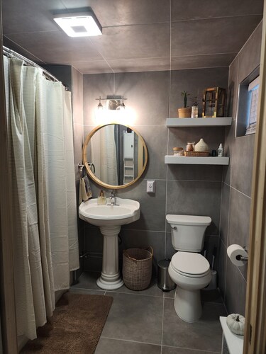 Charming and quiet queen suite hidden in near south neighborhood in Lincoln.