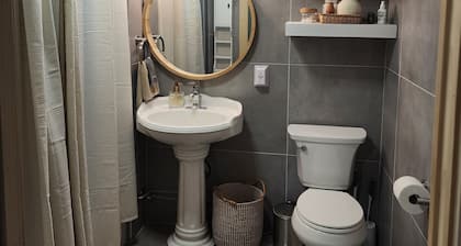 Charming and quiet queen suite hidden in near south neighborhood in Lincoln.