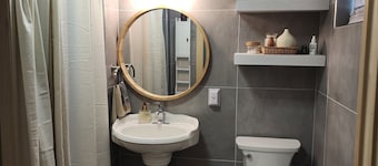 Charming and quiet queen suite hidden in near south neighborhood in Lincoln.