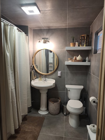 Charming and quiet queen suite hidden in near south neighborhood in Lincoln.