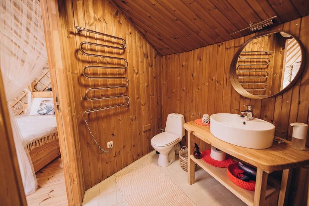 Sèche-cheveux, serviettes fournies, savon, shampoing