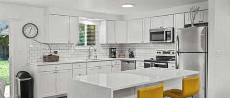 Refrigerador, microondas, horno, placa de cocina