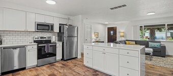 Large Backyard- Family and Pet Friendly