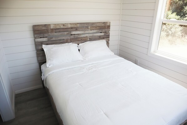 2 bedrooms, iron/ironing board, free WiFi, bed sheets - Pitaya Cabin @ Vinyard Winery, 6 Adults, 2 Kids, Wifi, AC, Fallbrook (Fallbrook)