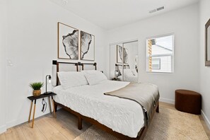 2 makuuhuonetta, työpöytä, silitysrauta/-lauta, vauvan matkasänky