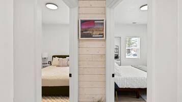 2 slaapkamers, een bureau, een strijkplank/strijkijzer, reisbedje