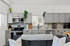 Jääkaappi, mikroaaltouuni, uuni, liesi